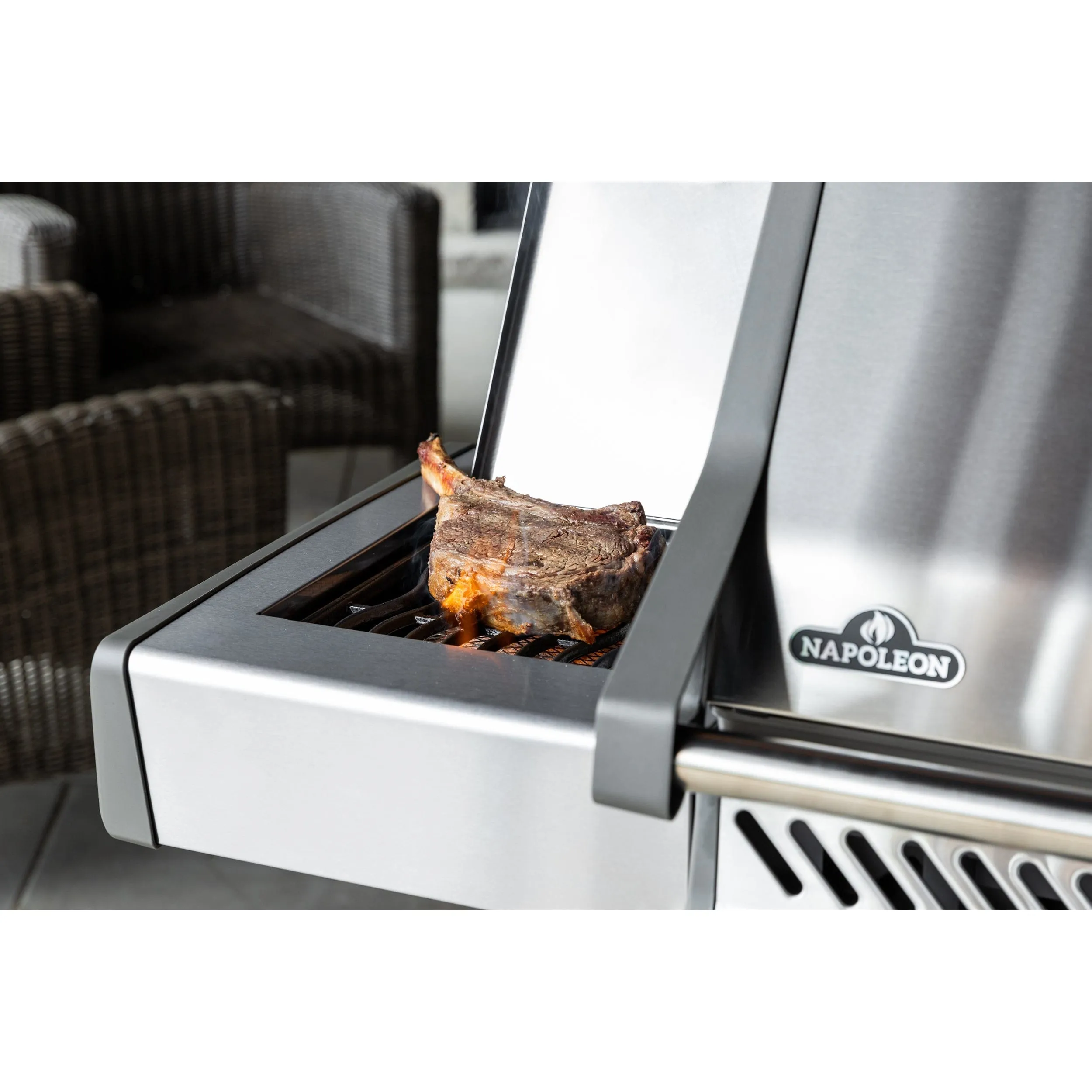 Napoleon | Rogue XT 625 SIB With Infrared Side Burner